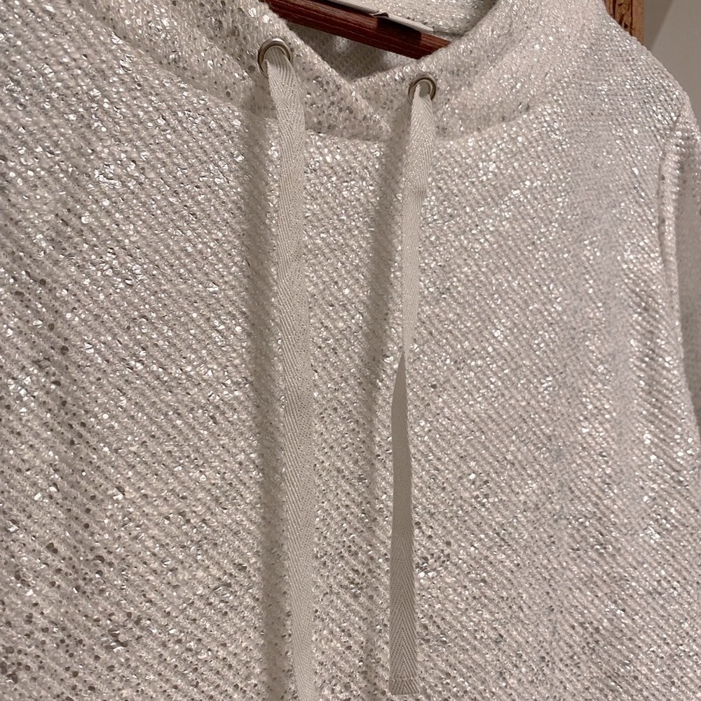 🚺 🆕 Weekends by Chico’s white/silver shimmer sweater top - Picture 2 of 9